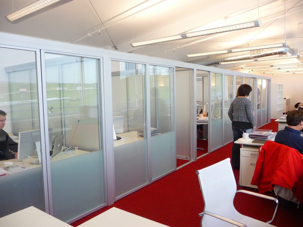 Qubiglass workstations with sliding glass room dividers