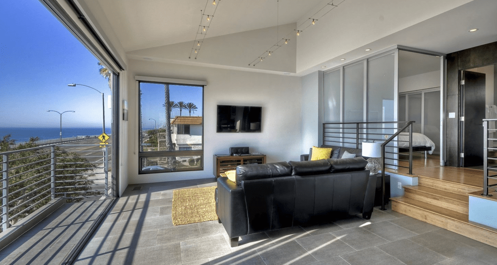 Balcony sliding door with ocean view 